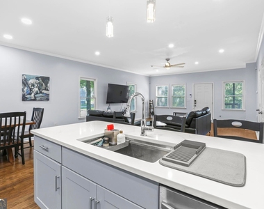 687 Windsor Street Sw - Photo Thumbnail 13