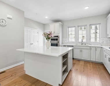 10 Cortland Ct - Photo Thumbnail 8