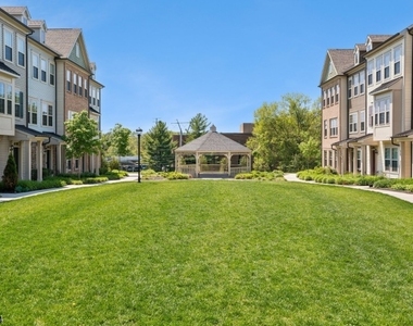 10 Cortland Ct - Photo Thumbnail 16