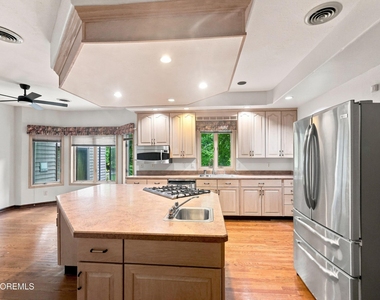 1180 Cynthia Lane - Photo Thumbnail 7
