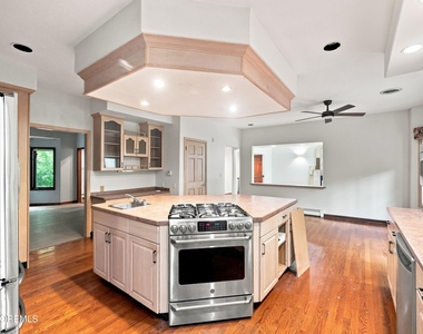 1180 Cynthia Lane - Photo Thumbnail 5