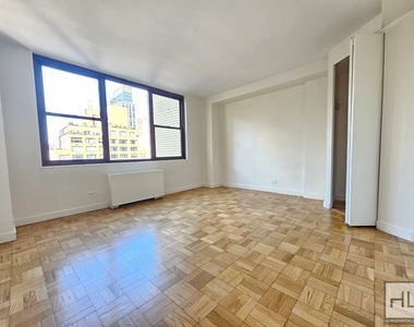 East 49 Street - Photo Thumbnail 3