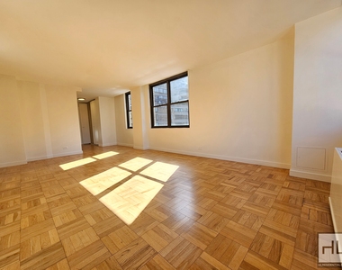 East 49 Street - Photo Thumbnail 1