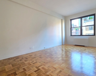 East 49 Street - Photo Thumbnail 5