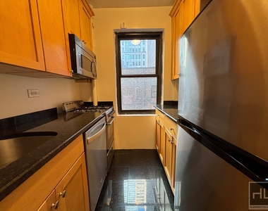 East 56 Street - Photo Thumbnail 3