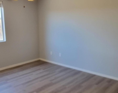 19042 N Toledo Avenue - Photo Thumbnail 7