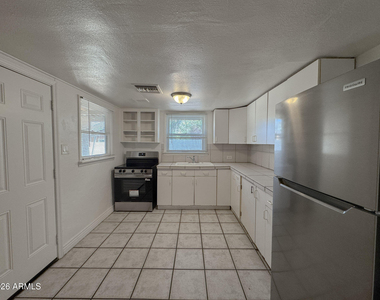 308 E Vogel Avenue - Photo Thumbnail 9
