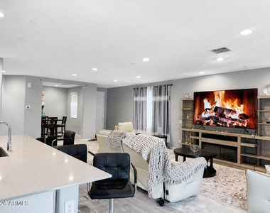 9444 W Roma Avenue - Photo Thumbnail 4