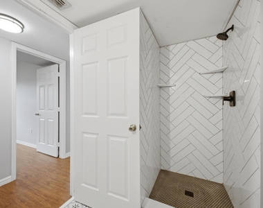 900 Crestwood Court S - Photo Thumbnail 7