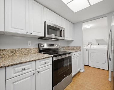900 Crestwood Court S - Photo Thumbnail 16