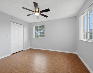 900 Crestwood Court S - Photo Thumbnail 22