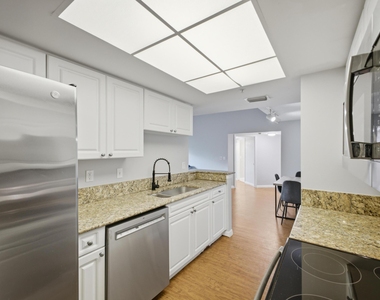 900 Crestwood Court S - Photo Thumbnail 14