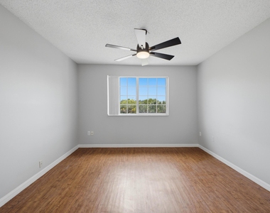 900 Crestwood Court S - Photo Thumbnail 18