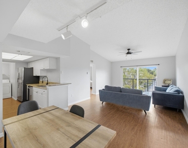 900 Crestwood Court S - Photo Thumbnail 1