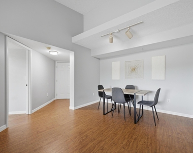 900 Crestwood Court S - Photo Thumbnail 2