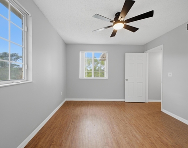900 Crestwood Court S - Photo Thumbnail 21