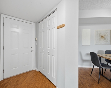 900 Crestwood Court S - Photo Thumbnail 9