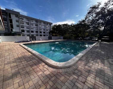 2501 Riverside Drive - Photo Thumbnail 15