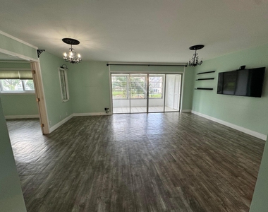 721 Lori Drive - Photo Thumbnail 5