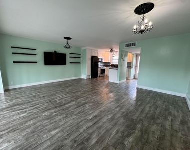 721 Lori Drive - Photo Thumbnail 6