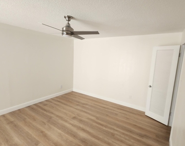 820 Lavers Circle - Photo Thumbnail 10