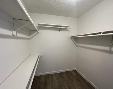 574 Sw Duval Avenue - Photo Thumbnail 1