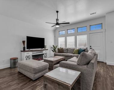 10804 Aurora Drive - Photo Thumbnail 5