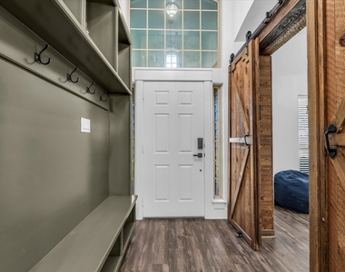 10804 Aurora Drive - Photo Thumbnail 4