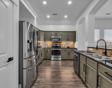 10804 Aurora Drive - Photo Thumbnail 8