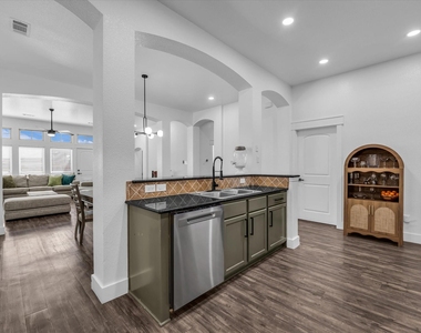 10804 Aurora Drive - Photo Thumbnail 9