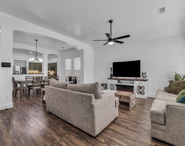 10804 Aurora Drive - Photo Thumbnail 6