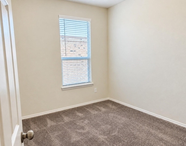 907 Chicadee Street - Photo Thumbnail 21