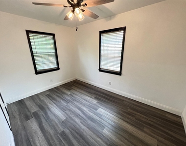 3728 Peach Street - Photo Thumbnail 2