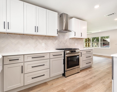 13520 Glenside Drive - Photo Thumbnail 3