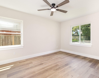 13520 Glenside Drive - Photo Thumbnail 10
