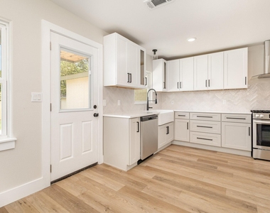 13520 Glenside Drive - Photo Thumbnail 4