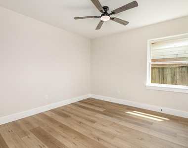 13520 Glenside Drive - Photo Thumbnail 11