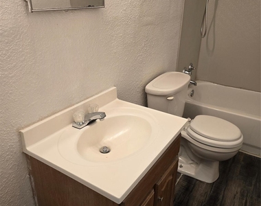 409 Monica Drive - Photo Thumbnail 4
