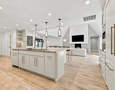 6915 Stefani Drive - Photo Thumbnail 11