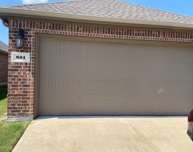 801 Dickens Drive - Photo Thumbnail 31