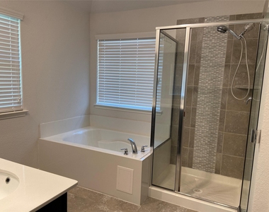 801 Dickens Drive - Photo Thumbnail 20