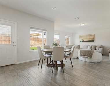 9004 Eagles Landing Drive - Photo Thumbnail 2
