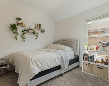 9004 Eagles Landing Drive - Photo Thumbnail 6