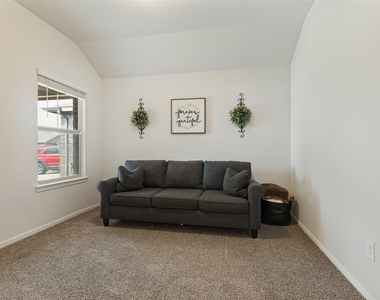 9004 Eagles Landing Drive - Photo Thumbnail 8