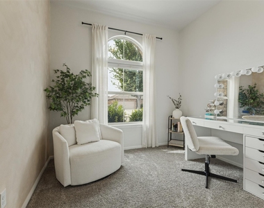 9004 Eagles Landing Drive - Photo Thumbnail 4