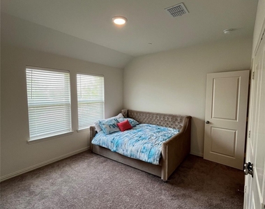 980 Emil Place - Photo Thumbnail 4