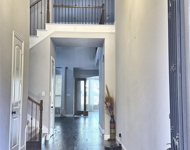 5912 Adair Lane - Photo Thumbnail 3