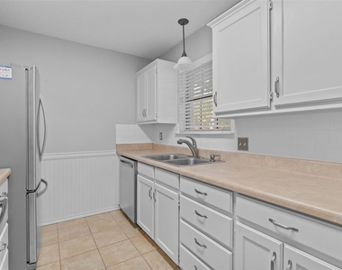 2812 Terry Court - Photo Thumbnail 6