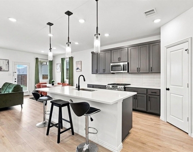1308 Parkdale Street - Photo Thumbnail 7