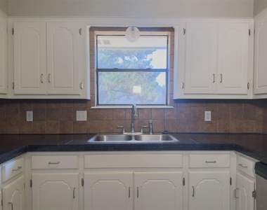 812 Countrywood Lane - Photo Thumbnail 15